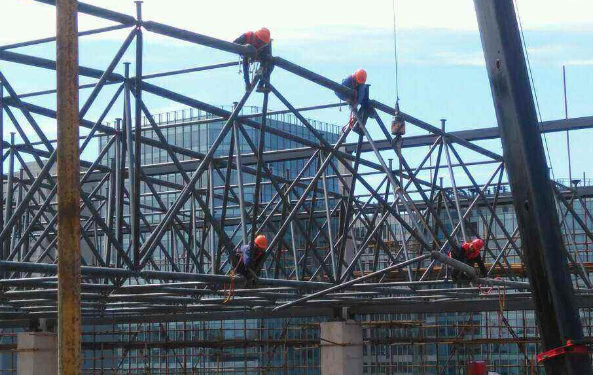 南京论钢结构网架装配的步履和相关关注变乱
